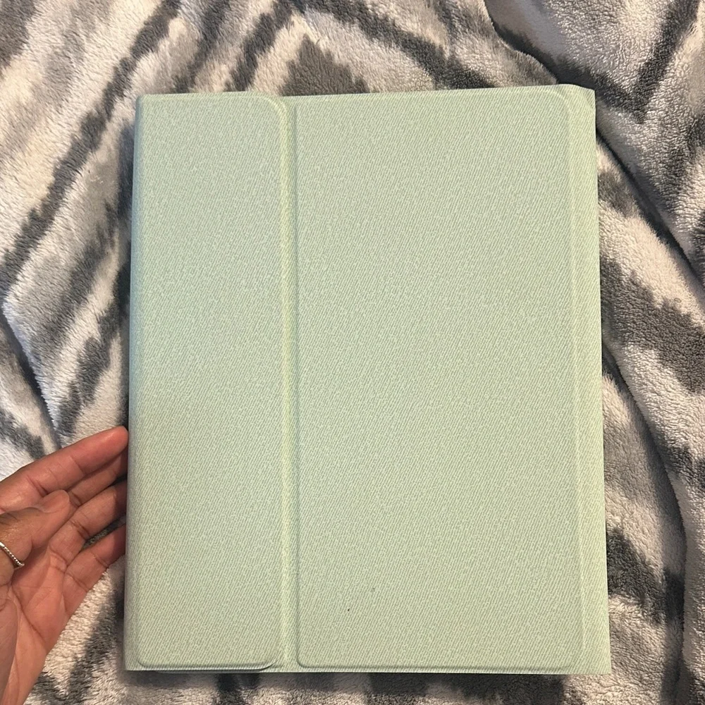 iPad Pro 2nd Gen Mint Green w/ Keyboard Case